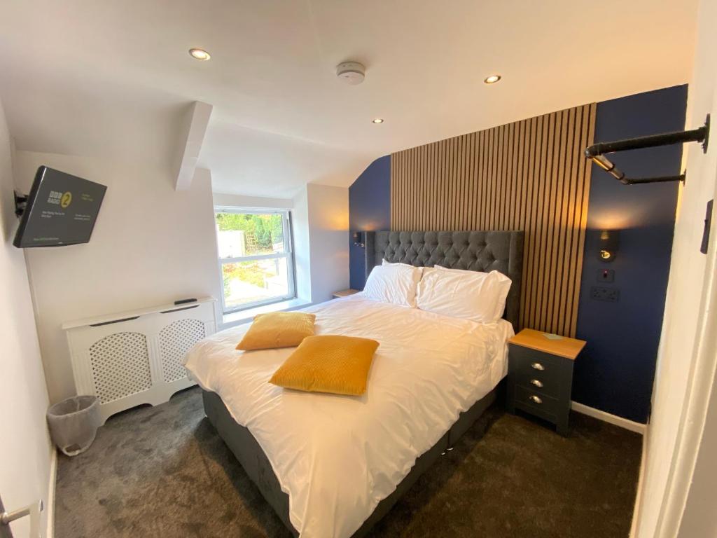 The Cwtch, Log Fire, Sleeps 6, Nr Zip World, Brecon and Bike Park Wales - Housity