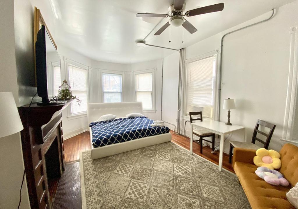 Legacy - Spring Garden University City - Family Room With Private Bathroom