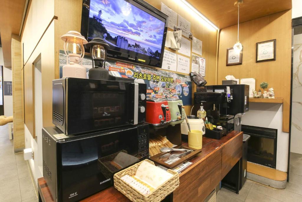 TV a/nebo společenská místnost v ubytování Sokcho Ritz Hotel