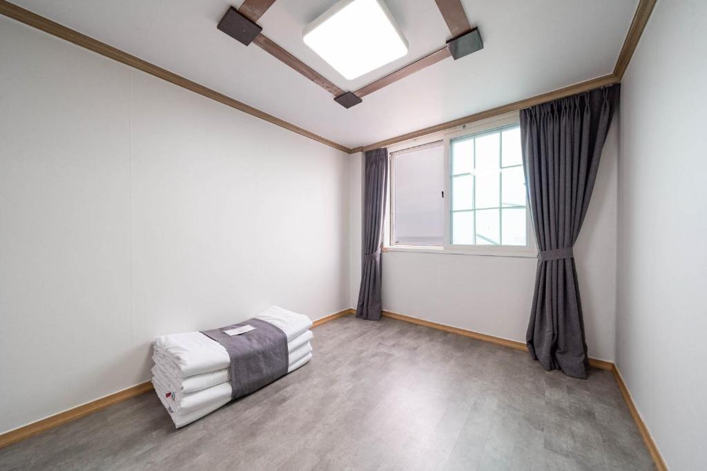 Postel nebo postele na pokoji v ubytování Sokcho Ritz Hotel