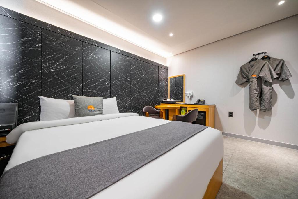 Postel nebo postele na pokoji v ubytování Sokcho Ritz Hotel