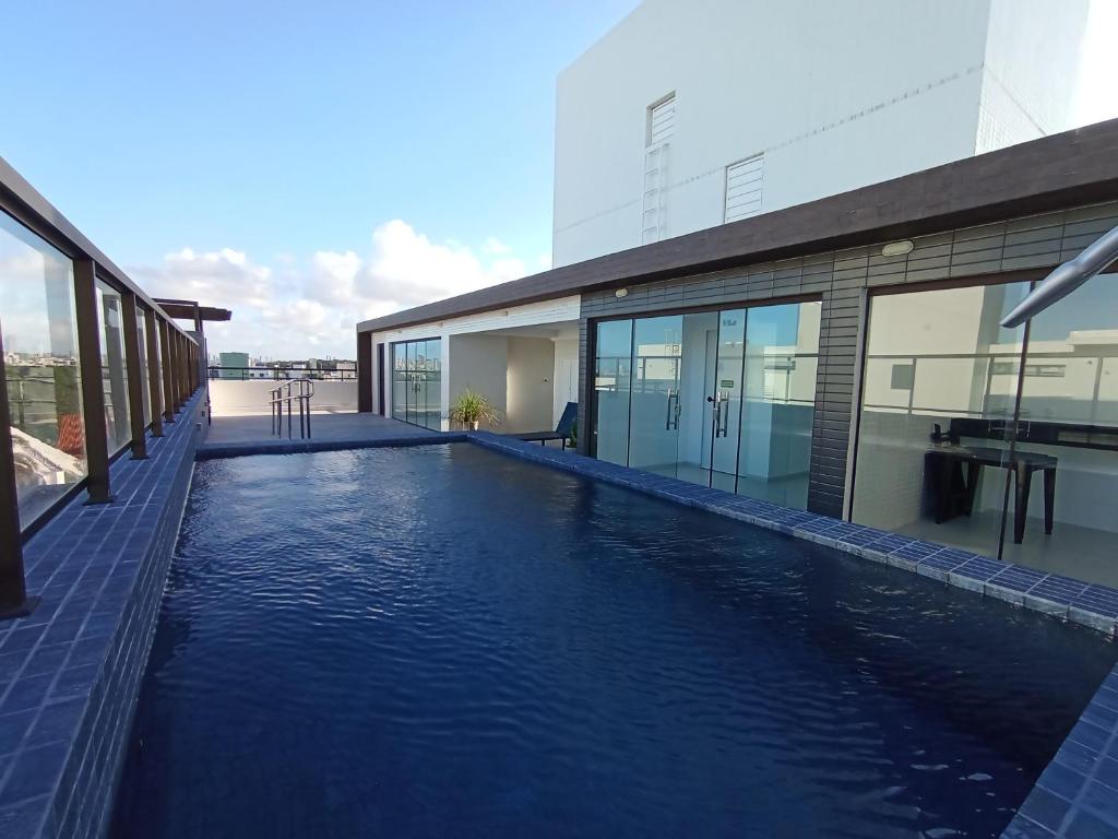 una piscina en medio de un edificio en Intermares, Apartamento Automatizado e Inteligente - Piscina, Elevador, Garagem - Conforto, Paz e Sossego, excelente para descansar, trabalhar ou estudar, en Cabedelo