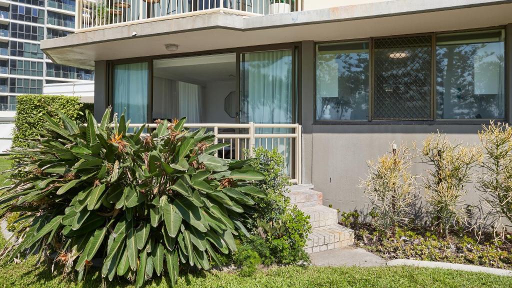 Seacrest Beachfront Apartments Surfers Paradise - 