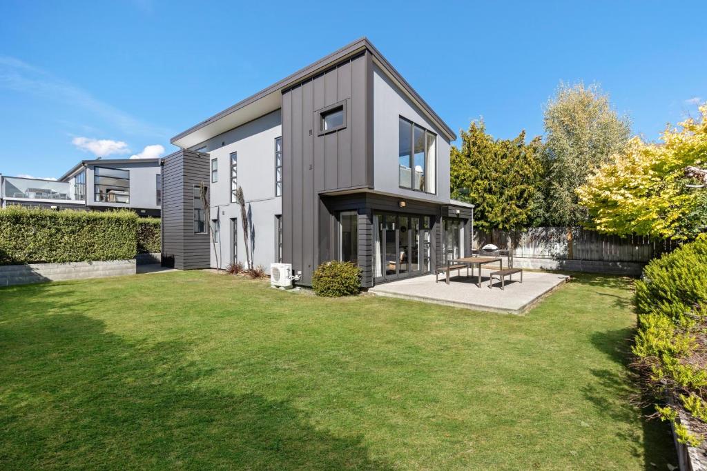 Casa moderna con patio de hierba en Tenby Apartments, en Wanaka