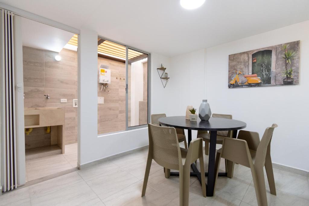 a dining room with a table and chairs at apartamento encantador cerca del centro in Santa Rosa de Cabal