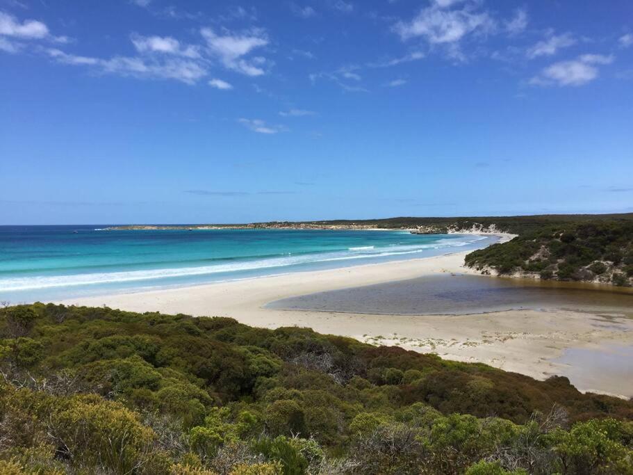 una vista aerea su una spiaggia con l'oceano di Kangaroo Island Supashak a Vivonne Bay
