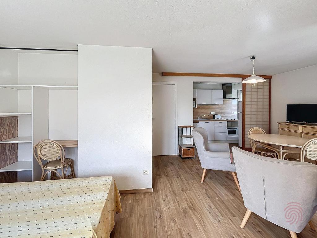 un salon et une salle à manger avec une table et des chaises dans l'établissement Studio avec terrasse, proche thermes et centre, animaux acceptés, wifi inclus, Lamalou-les-Bains - FR-1-451-66, à Lamalou-les-Bains