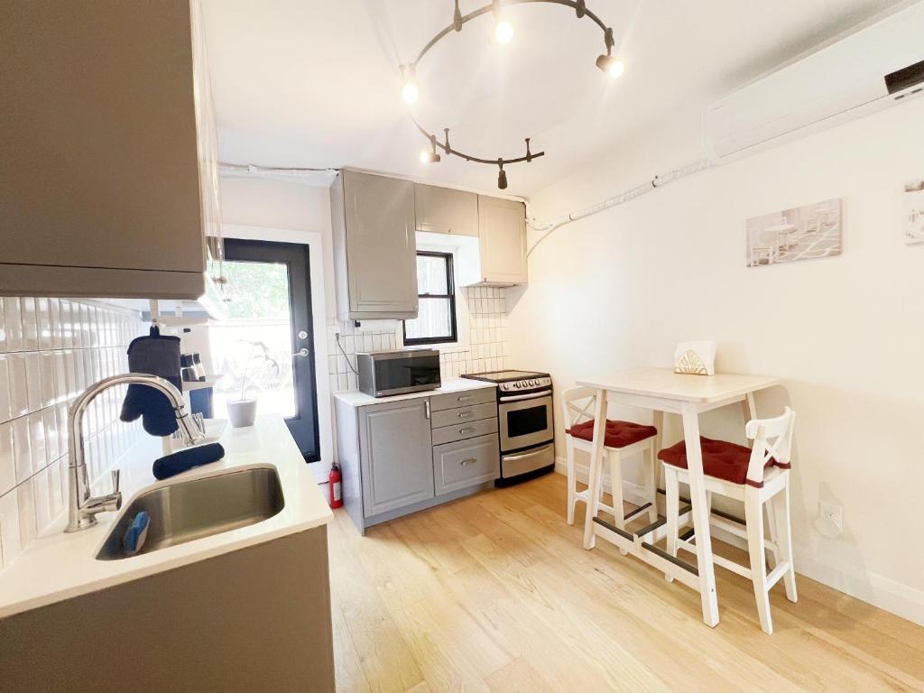 Cozy nice townhouse in DT Toronto near Wellesley and Jarvis - 带有私人外部浴室的双人间