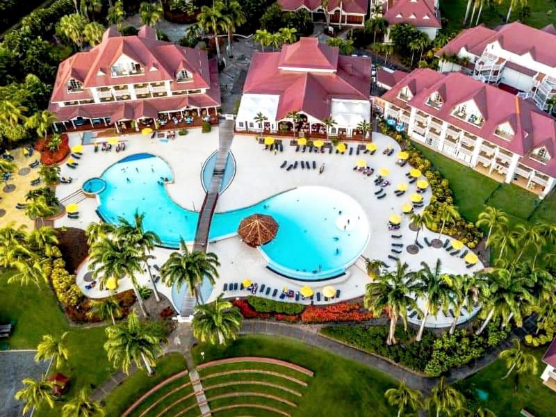 Bazén v ubytování TI OASIS Dominica - Pierre et Vacances - Piscine et Plage - 1 chambre 1 salon nebo v jeho okolí