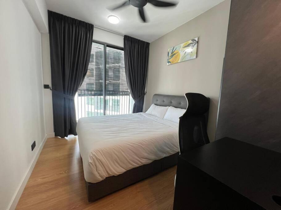 スバン・ジャヤにあるEdumetro A30 2 Bedroom Subang Sunway By MICASA GROUPのベッドルーム1室(天井ファン、窓付)