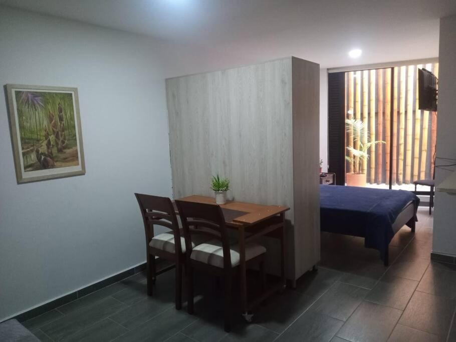 Postel nebo postele na pokoji v ubytování Apartaestudio cerca a la Universidad del Quindio