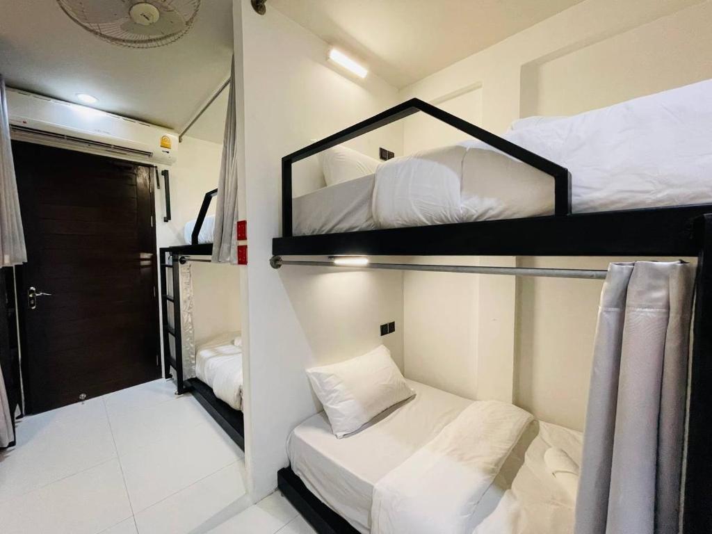 Postel nebo postele na pokoji v ubytování Samui Beach Hostel