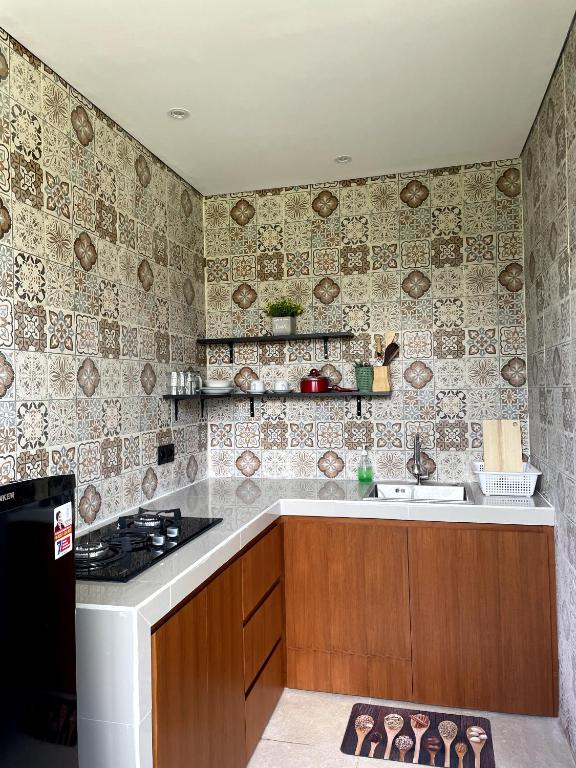 Kuchyň nebo kuchyňský kout v ubytování Mahanadewi Villa