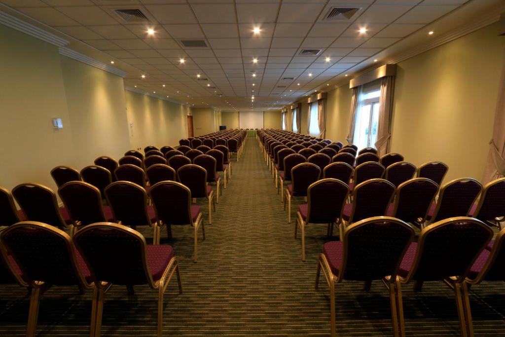 El área de trabajo o centro de convenciones de Hotel Diego de Almagro Chillan