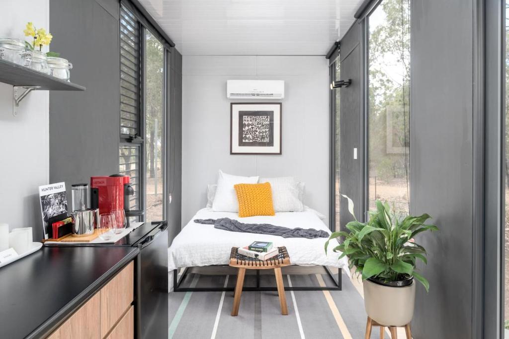 Postel nebo postele na pokoji v ubytování Tiny House 888 Pokolbin