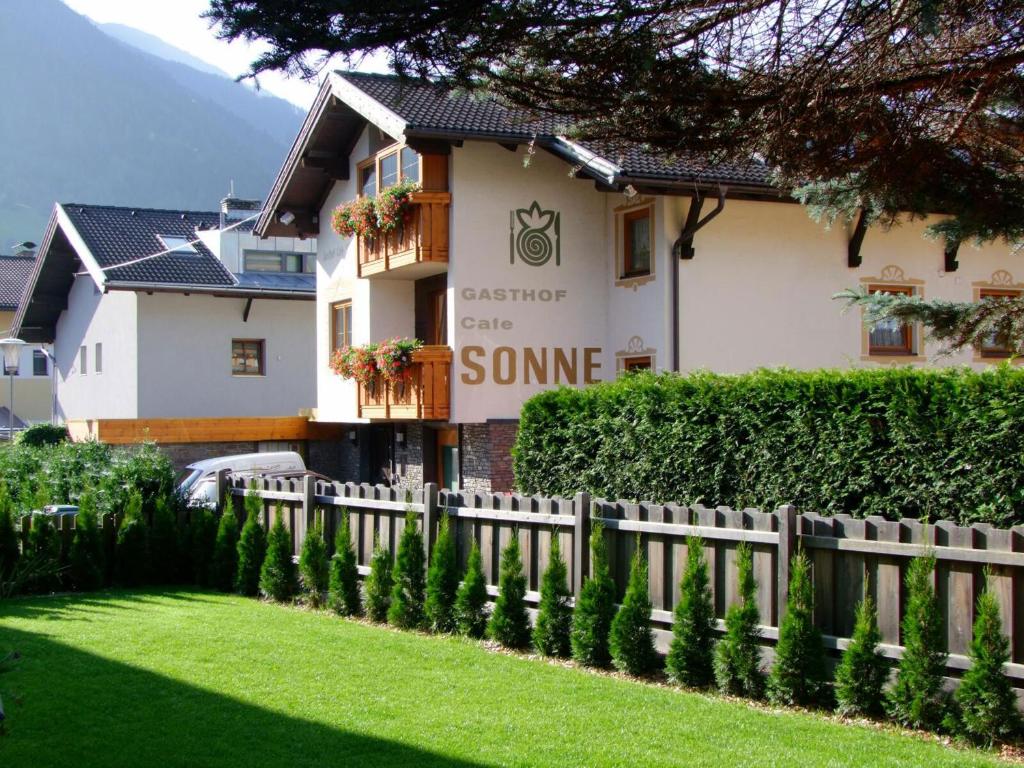 ogrodzenie przed budynkiem w obiekcie Gasthof Sonne w mieście Matrei in Osttirol
