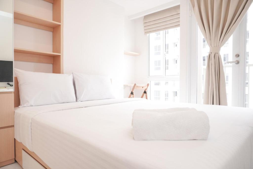 Ένα ή περισσότερα κρεβάτια σε δωμάτιο στο Warm and Simply Studio at Tokyo Riverside PIK 2 Apartment By Travelio