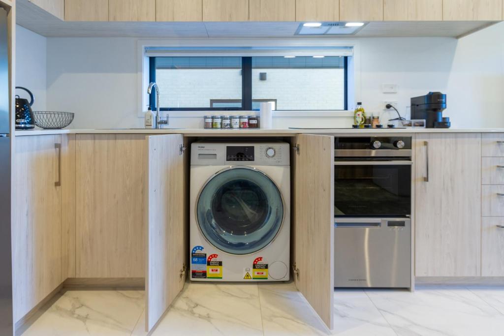 Single Level Studio Escape on Wilmer St - Central - Resim 13