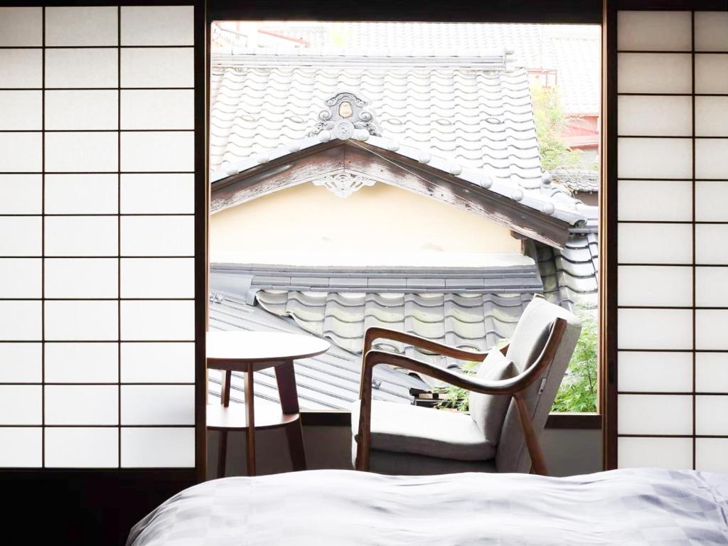 Postel nebo postele na pokoji v ubytování 古民家の宿宰嘉庵 TraditionalJapaniseHotel Saikaan