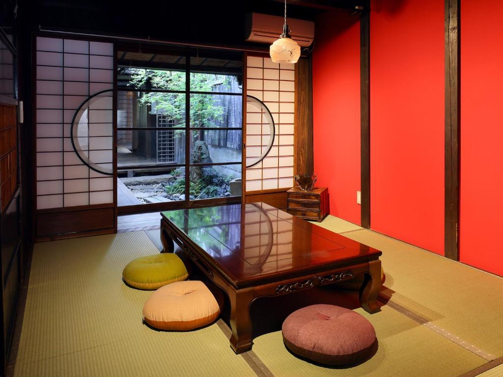 Posezení v ubytování 古民家の宿宰嘉庵 TraditionalJapaniseHotel Saikaan