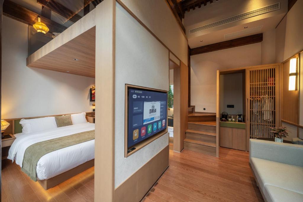 Happy Dragon Courtyard- Newly renovated with French Windows, Near Tian'AnMen Forbidden City,Lama Temple and Heaven Temple, 3minutes walk from Subway,Fluent English speaking with tourist sights tickets service ,Free coffee &laundry Service - Habitación Cuádruple Con Baño Privado