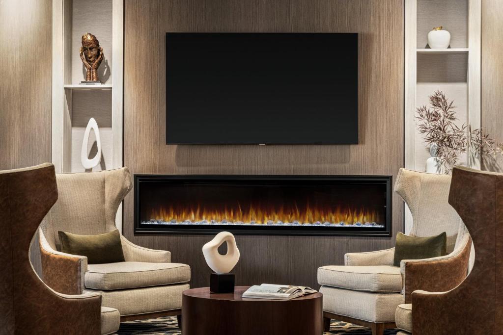 TV a/nebo společenská místnost v ubytování Crowne Plaza Edison by IHG