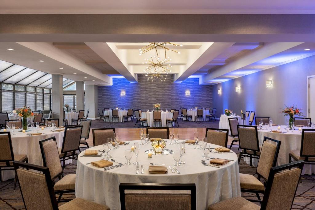 Restaurace v ubytování Crowne Plaza Edison by IHG