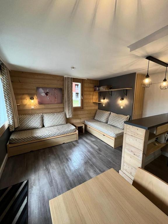 une chambre avec des canapés et des tables dans l'établissement Résidence Plagne Lauze - maeva Home - Appartement 2 Pièces 5 Personnes - Prestige MAE-4334, à Mâcot La Plagne