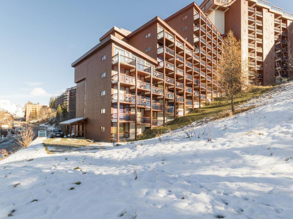 Un bâtiment dans la neige devant dans l'établissement Studio cabine 4 pers, proche centre, balcon - FR-1-346-457, à Arc 1800