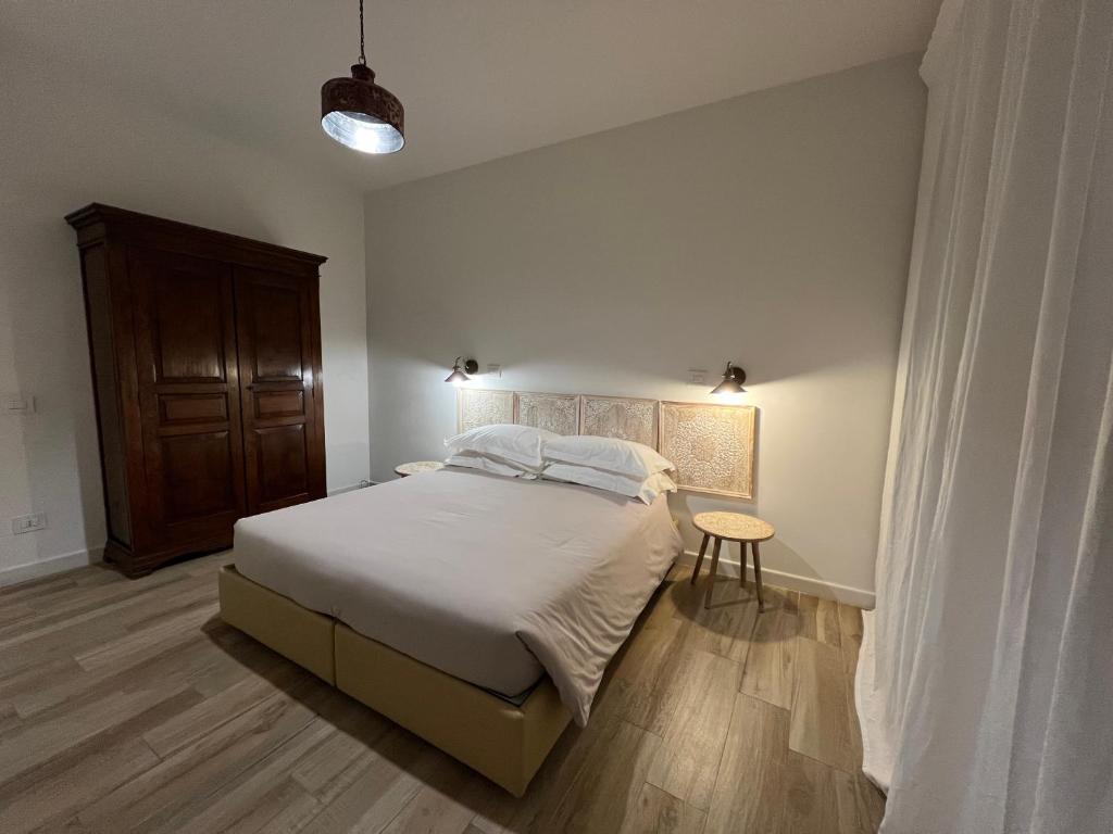 biała sypialnia z łóżkiem i stołem w obiekcie BellHome 1 - Elegante appartamento nel centro di Bari w mieście Bari