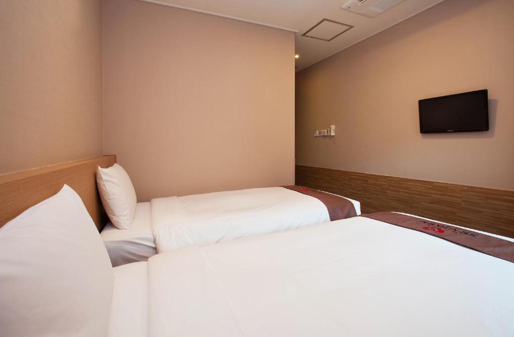 Postel nebo postele na pokoji v ubytování Hotel Skypark Myeongdong 3
