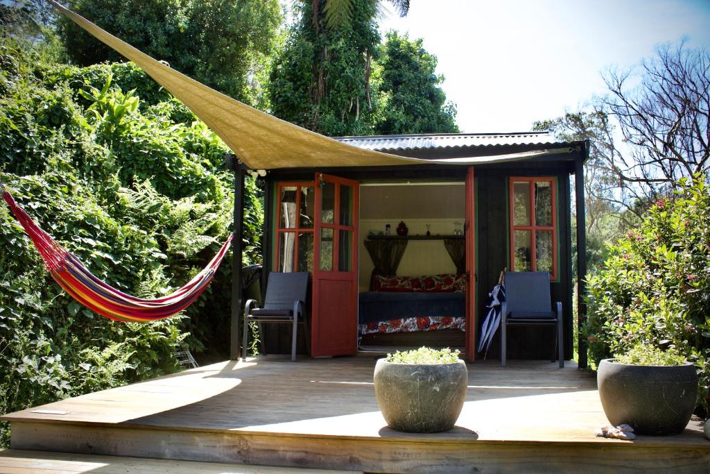 Zahrada ubytování Quirky Woods - Glamping Cabins at Maketu