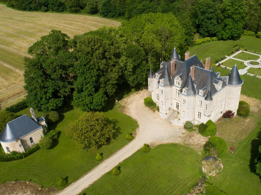 widok z powietrza na zamek w obiekcie Grand Château Renaissance avec Parc, Piscine et Activités, Rénové en 2023 - FR-1-410-389 w mieście Vallon-sur-Gée