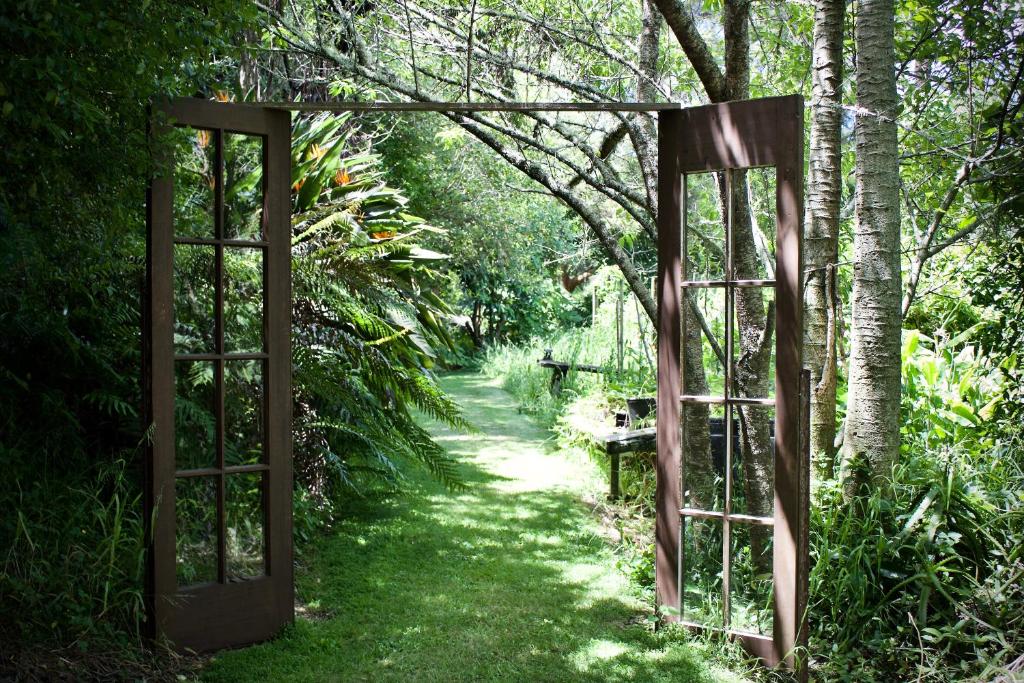 Zahrada ubytování Quirky Woods - Glamping Cabins at Maketu