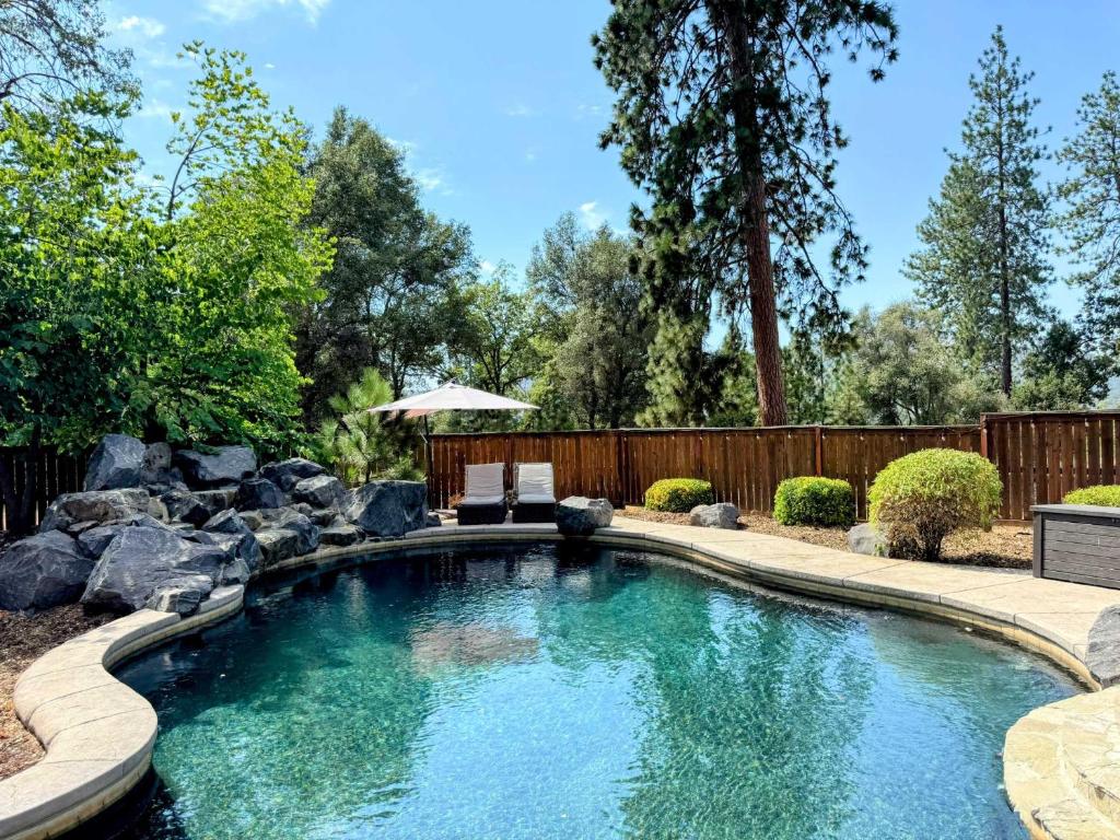 Log Cabin w/ pool, spa, game room, sleeps 20 tesisinde veya buraya yakın yüzme havuzu