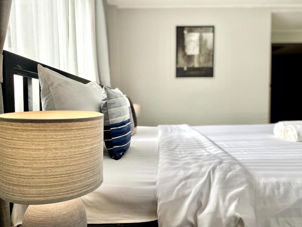 Postel nebo postele na pokoji v ubytování Minotel Patong