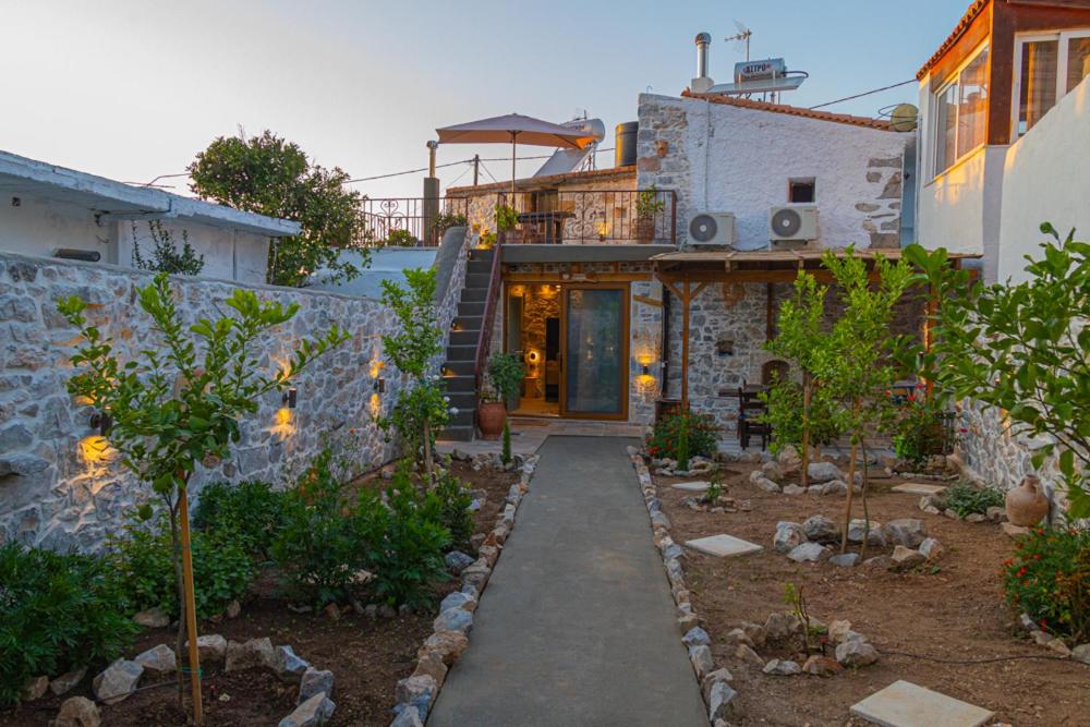 KrásionStefanis Guest House II的房屋,有一条通往前门的通道