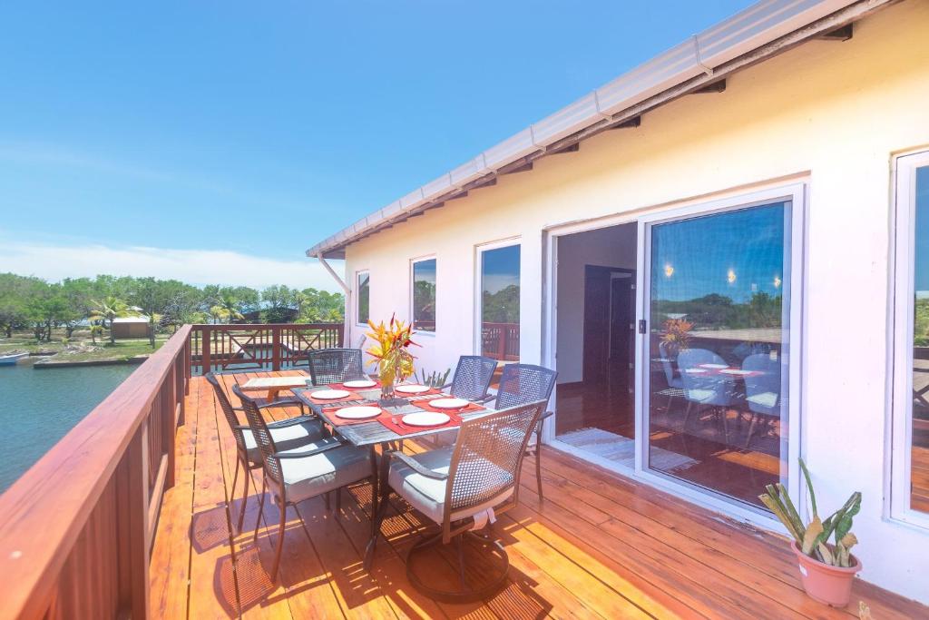 Balkón nebo terasa v ubytování Coco View Canal lot 18 private home home