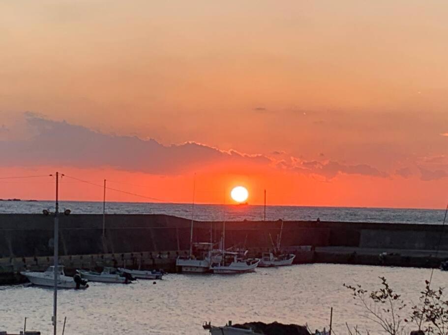 串本町にある紀州安兵衛の砂上の船による海上の夕日
