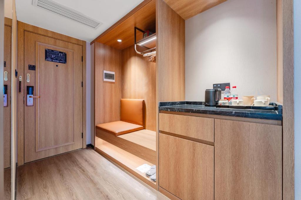 Kuchyň nebo kuchyňský kout v ubytování Mehood Lestie Hotel Dongguan Chang'an