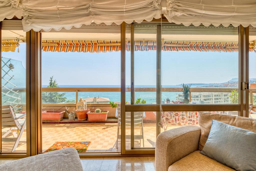 un salon avec vue sur l'océan dans l'établissement La Cuse Baciccia - Happy Rentals, à Menton