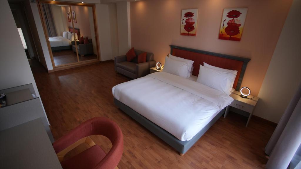 Postel nebo postele na pokoji v ubytování Manara Riva Suites