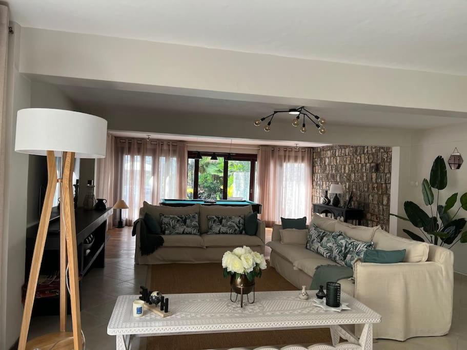 Posezení v ubytování Villa Cotzot, 3 chambres, pieds dans l'eau