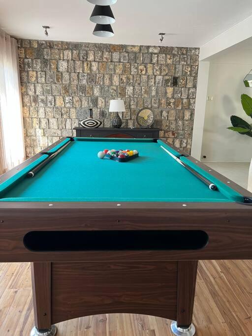 Biliár nebo kulečník v ubytování Villa Cotzot, 3 chambres, pieds dans l'eau