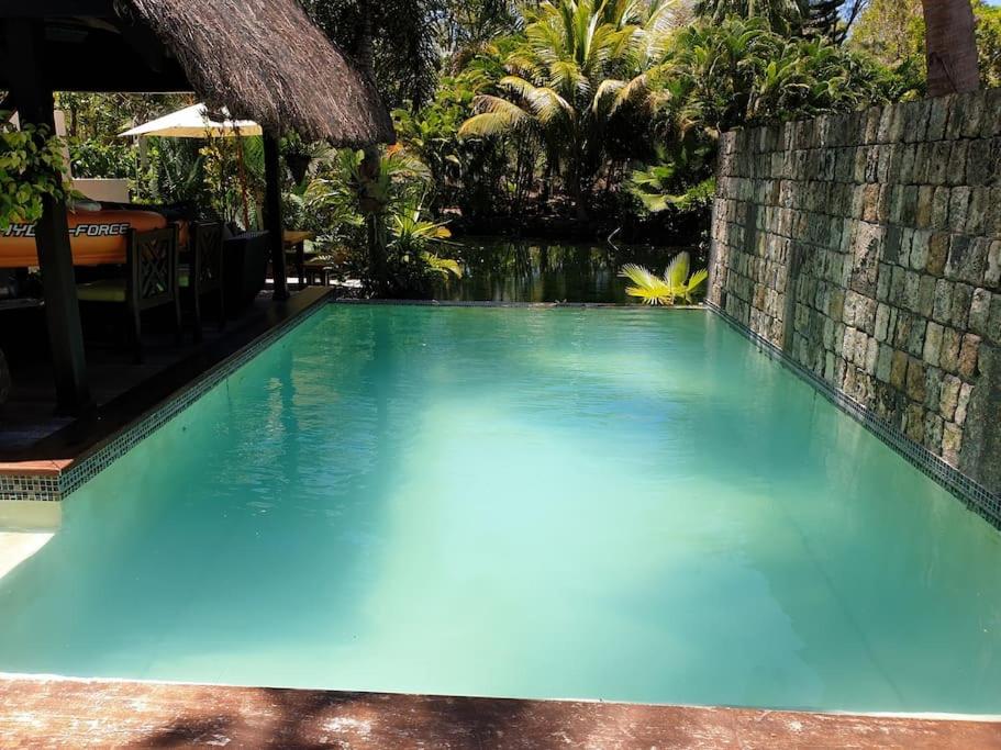 Bazén v ubytování Villa Cotzot, 3 chambres, pieds dans l'eau nebo v jeho okolí