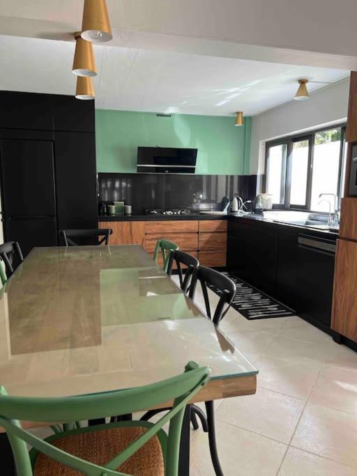 Kuchyň nebo kuchyňský kout v ubytování Villa Cotzot, 3 chambres, pieds dans l'eau