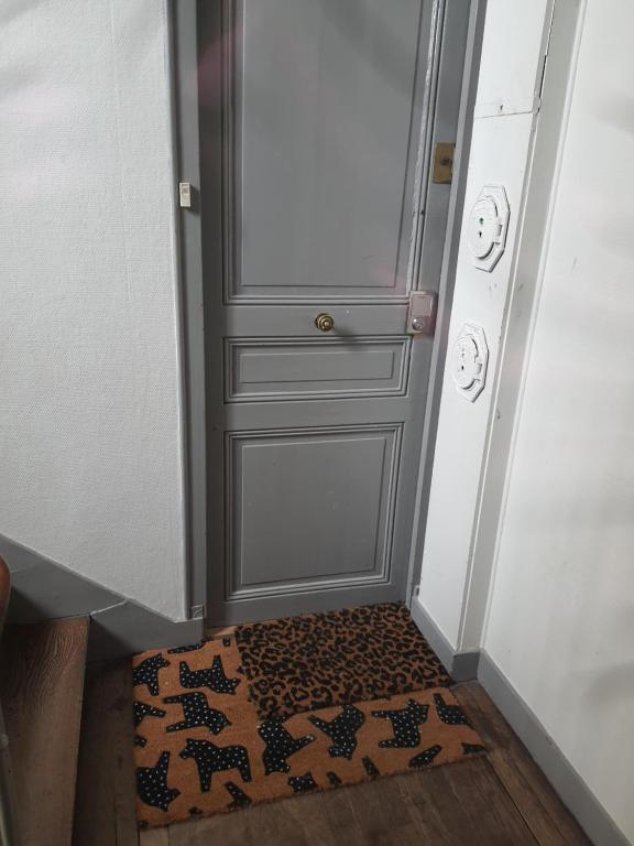 a door with a dog rug in front of it at suresnes centre in Suresnes