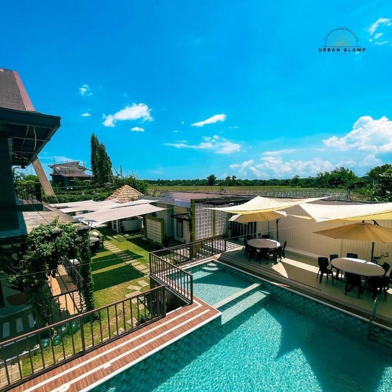 Bazén v ubytování Urban Glamp Resort Iloilo nebo v jeho okolí