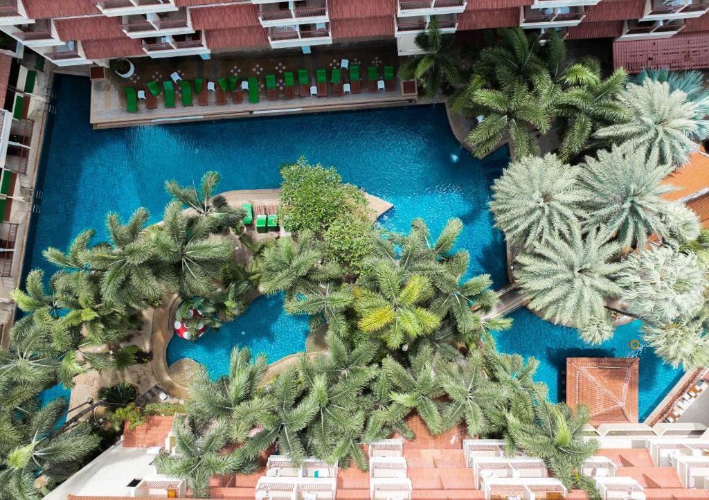Bazén v ubytování Baumanburi Hotel Patong nebo v jeho okolí