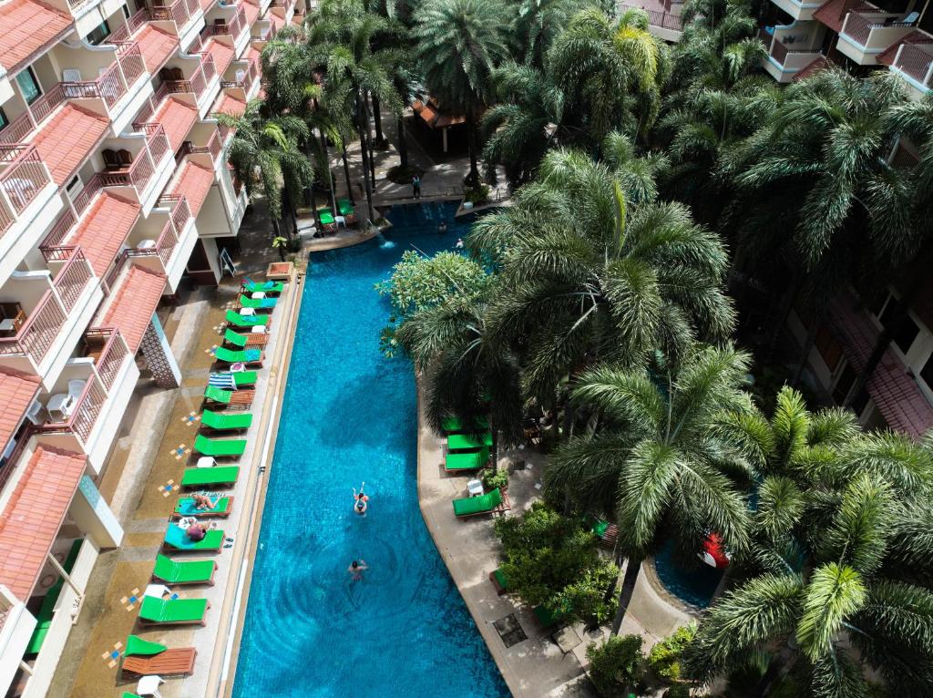 Bazén v ubytování Baumanburi Hotel Patong nebo v jeho okolí